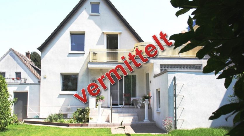 Köln Immobilien Makler verkauft freistehendes Einfamilienhaus